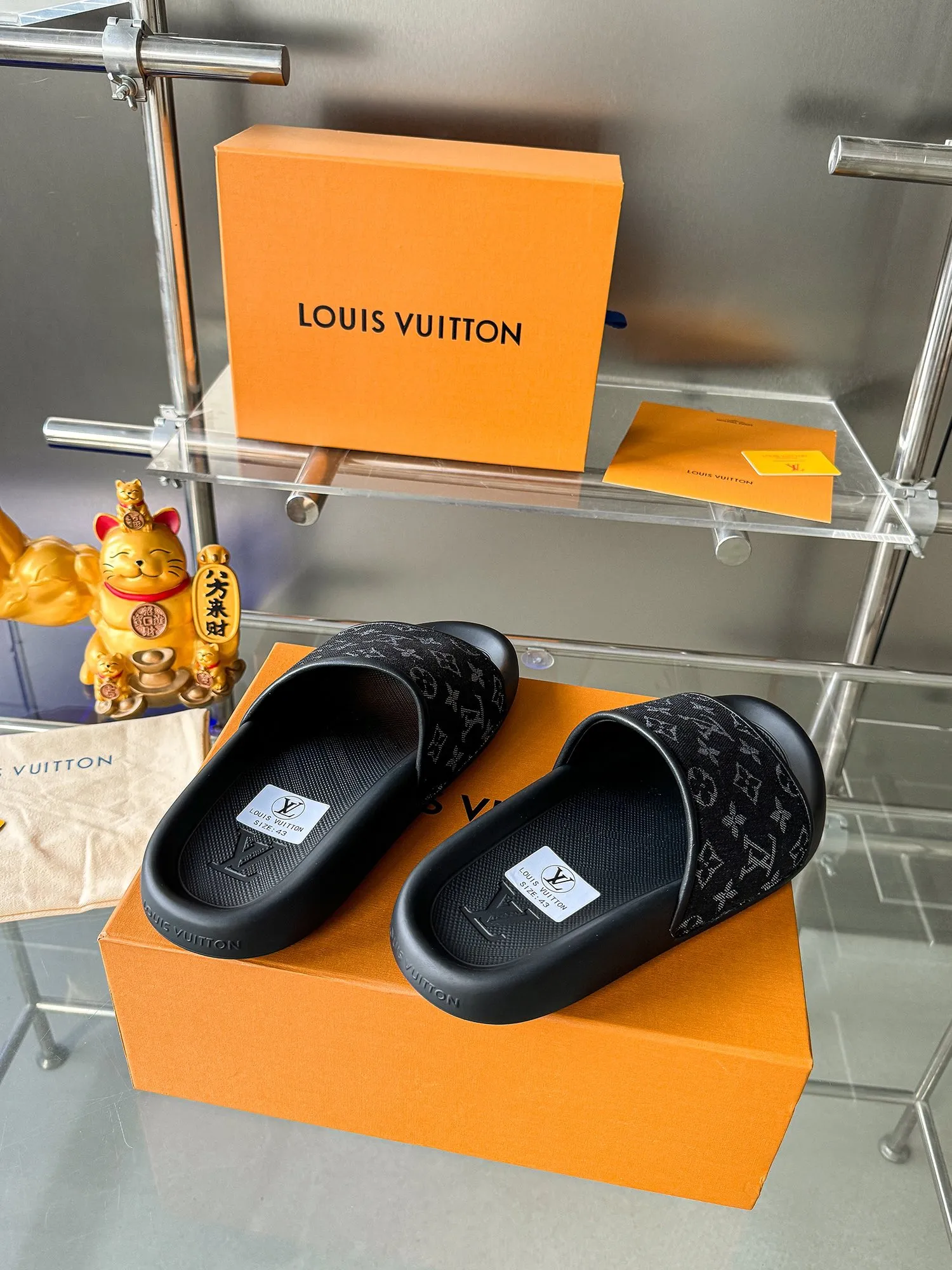 [L Home] P: 300💰 ▪️Shoe size: Women's 35-40 Men's 38-46▪️Packaging: Counter top quality~original packaging Louis Vuitton lv couple's monogram embossed slippers This season, Waterfront sandals return with a new look, and the upper buckle is embossed with Louis Vuitton's iconic Monogram pattern. Made of waterproof rubber with a comfortable and resilient insole. The lightweight, flexible outsole is embossed with the Louis Vuitton logo. Exquisitely packaged at the delivery counter 🛍📦 ▪️Fabric: Original molded rubber foam ▪️Sole: Original molded rubber foam outsole ▪️Sole thickness: 3CM.